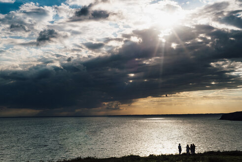 Deutschland, Rügen, Menschen an der Küste und Ostsee bei bewölktem Himmel - MJF02298