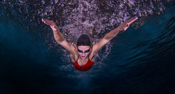 Schwimmerin beim Schmetterlingsschlag - ISF06462