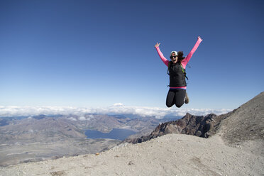 Junge Frau auf dem Berggipfel, die vor Freude springt, Mt. St. Helens, Oregon, USA - ISF06499