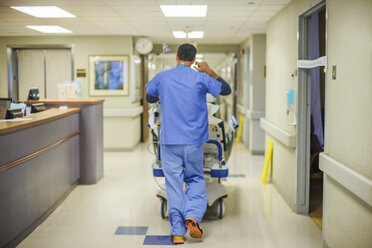 Krankenhauspersonal geht den Korridor entlang - ISF06507