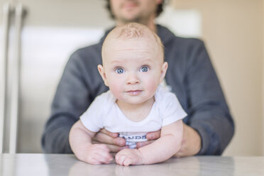 Vater hält kleinen Jungen - ISF06519