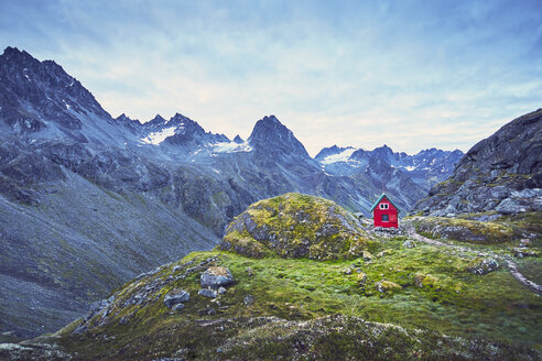 Rote Hütte auf einem Hügel, Palmer, Alaska - ISF06540