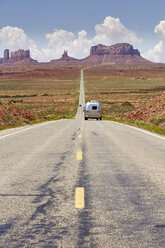 Reiseanhänger auf dem Highway, Monument Valley, Arizona - ISF06541