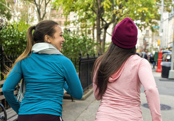 Zwillinge joggen im Park - ISF06547