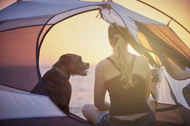 Frau und Hund im Zelt - ISF06552