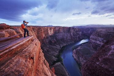 Fotograf beim Fotografieren, Colorado River, Arizona - ISF06554