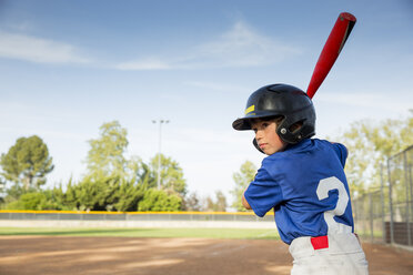 Junge bereitet sich beim Training auf dem Baseballfeld auf den Schlag vor - ISF06573