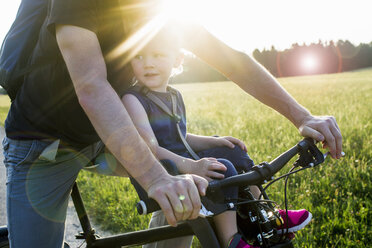 Vater und kleine Tochter fahren zusammen Fahrrad, Mittelteil - CUF17471