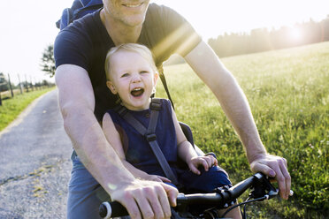 Vater und kleine Tochter fahren zusammen Fahrrad, Mittelteil - CUF17472