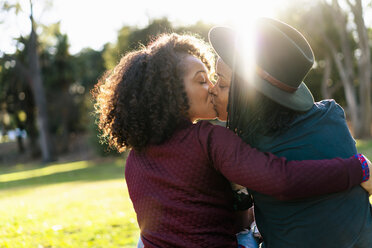 Lesbisches Paar küsst sich im Park - ISF06587