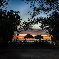Sonnenschirme im Schatten bei Sonnenuntergang, Strand von Tamarindo, Guanacaste, Costa Rica - ISF06609