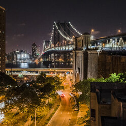 Manhattan Bridge bei Nacht, Manhattan, New York, USA - ISF06636