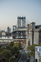 Manhattan Bridge bei Sonnenaufgang, Manhattan, New York, USA - ISF06638