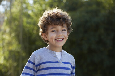 Porträt eines lockig behaarten Jungen, der lächelnd wegschaut - CUF17681