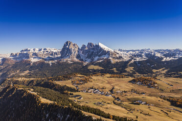 Berglandschaft, Dolomiten, Italien aus dem Hubschrauber aufgenommen - CUF17869