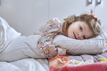 Mädchen im Pyjama träumt im Bett - CUF17902