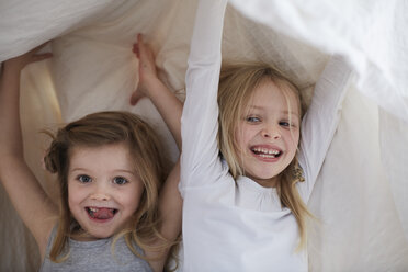 Mädchen spielen unter der Bettdecke - CUF17912
