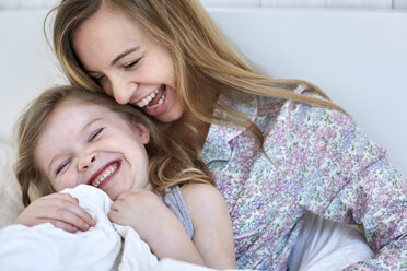 Mutter und Tochter lachend im Bett - CUF17914