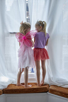 Mädchen im Kostüm am Erkerfenster - CUF17915