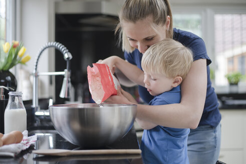 Mutter hilft Sohn beim Kuchenbacken - CUF17947