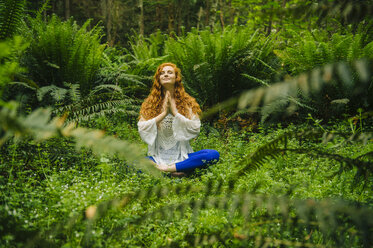 Junge Frau übt Yoga im Lotussitz im Wald - ISF06654