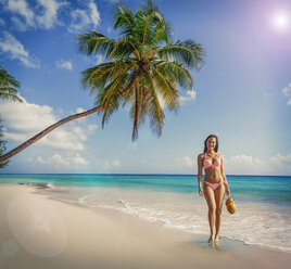 Porträt einer jungen Frau im Bikini am Strand von Miami, Florida, USA - ISF06662