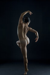 Rückansicht in voller Länge einer nackten Frau in Tänzerpose - ISF06670