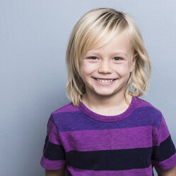 Porträt eines blondhaarigen Jungen, der lächelnd in die Kamera schaut - ISF06720