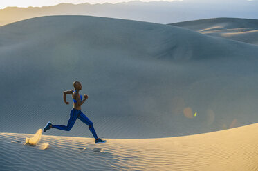 Läufer beim Sprint in der Wüste, Death Valley, Kalifornien, USA - ISF06726