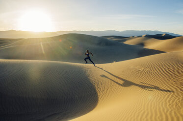 Läufer beim Sprint in der Wüste, Death Valley, Kalifornien, USA - ISF06728