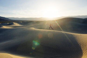 Läufer beim Sprint in der Wüste, Death Valley, Kalifornien, USA - ISF06729