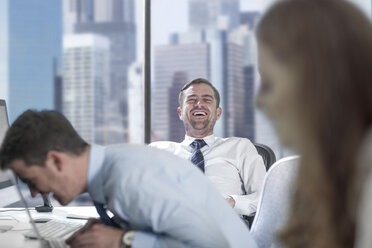 Geschäftsleute lachen im Büro - ISF06787