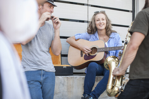 Drei Straßenmusiker spielen zusammen, lizenzfreies Stockfoto