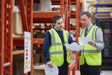 Manager schult Fabrikarbeiter im Fabriklager - CUF18048