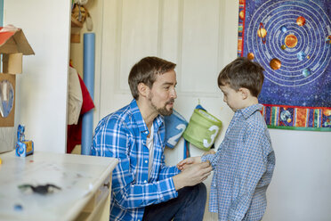Vater hilft Sohn, Hemd im Schlafzimmer zuzuknöpfen - CUF18211