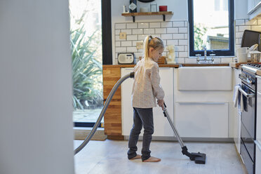 Mädchen staubsaugt Küchenboden - CUF18213