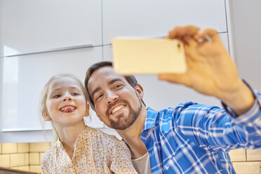 Vater und Tochter machen ein Selfie in der Küche - CUF18214