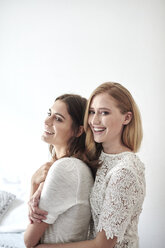 Seitenansicht Porträt von zwei schönen jungen Frauen - CUF18224
