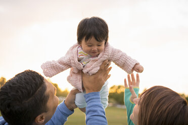 Ehepaar spielt mit Baby im Park - ISF06870