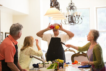 Eine Gruppe von Senioren hat Spaß in der Küche - ISF06878