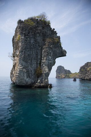 Felsformationen in der Bucht, Koh Lanta, Thailand, lizenzfreies Stockfoto