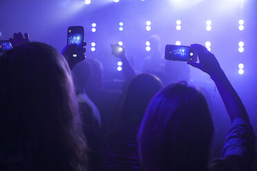 Gruppe von Leuten bei einem Konzert, die die Bühne fotografieren, mit Smartphones, Rückansicht - ISF06919