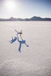 Mann mit zwei Schatten beim Capoeira auf den Bonneville Salt Flats, Utah, USA - CUF18424