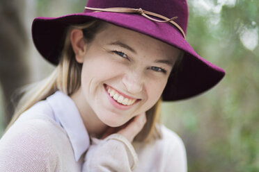 Porträt einer jungen Frau, lächelnd, im Freien - ISF06931