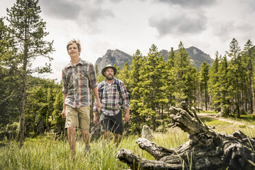 Frontansicht von Vater und Sohn beim Wandern in den Bergen, Red Lodge, Montana, USA - ISF07005