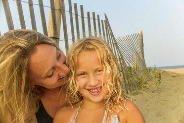 Porträt von blondhaariger Mutter und Tochter am Strand - ISF07029