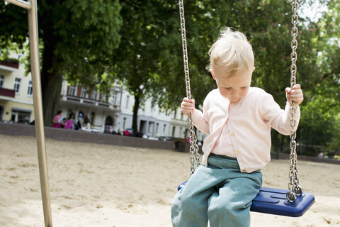 Babymädchen auf Schaukel im Park, lizenzfreies Stockfoto