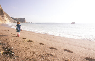 Mädchen genießt den Strand, Man O'War Beach, Dorset - CUF18702