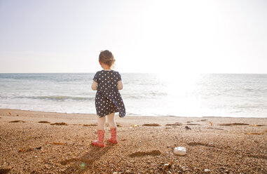 Mädchen genießt den Strand, Man O'War Beach, Dorset - CUF18703