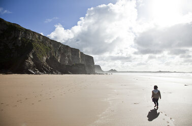 Mädchen geht am Strand spazieren, Watergate Bay, Cornwall - CUF18705